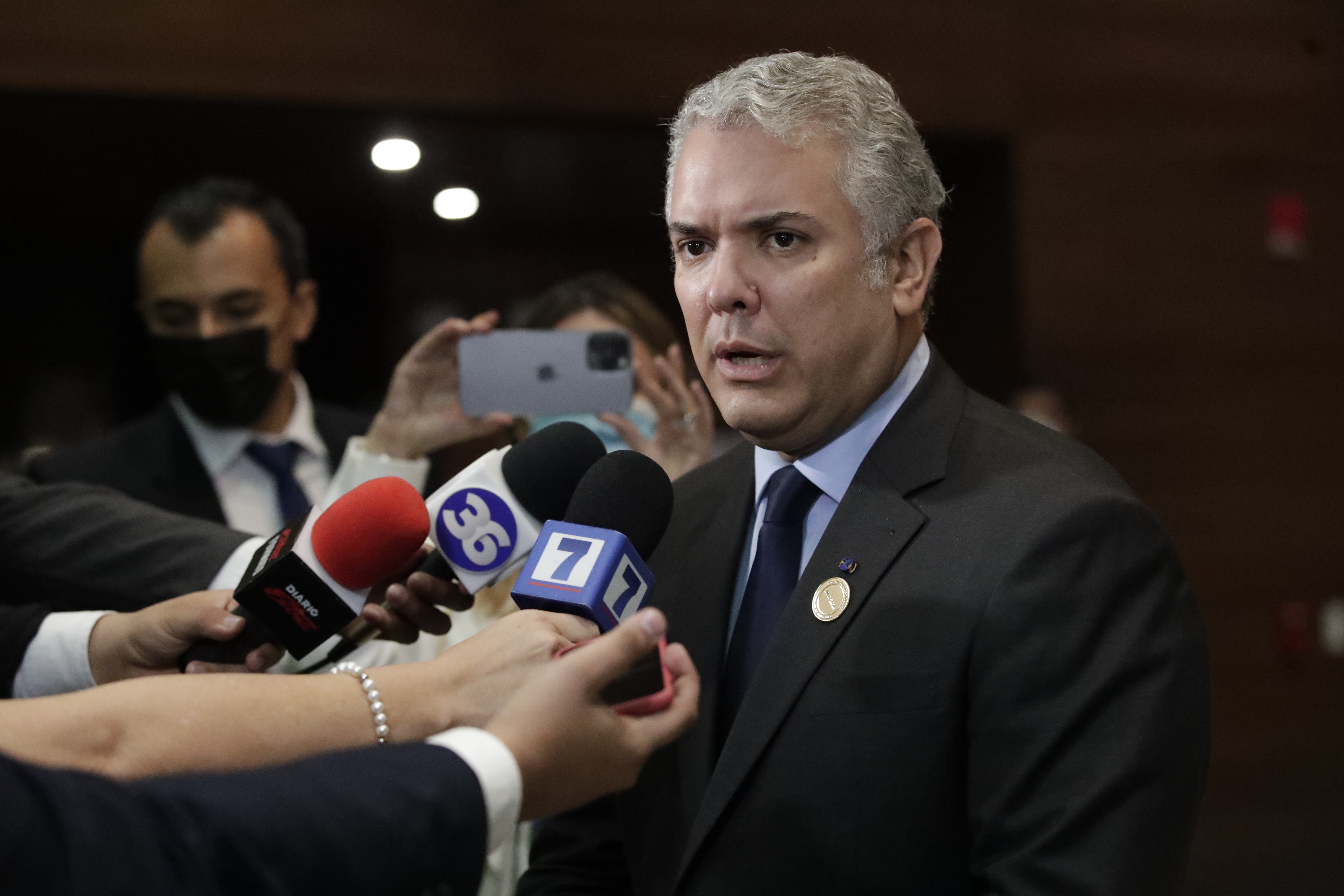 AME7732. SAN JOSÉ (COSTA RICA), 08/05/2022.- El presidente de Colombia, Iván Duque habla hoy, a la salida de la ceremonia de investidura del nuevo presidente de Costa Rica en San José (Costa Rica). El economista Rodrigo Chaves Robles juró este domingo como el presidente 49 en la historia de Costa Rica para un periodo de 4 años, en una ceremonia llevada a cabo en la sede de la Asamblea Legislativa. EFE/Bienvenido Velasco