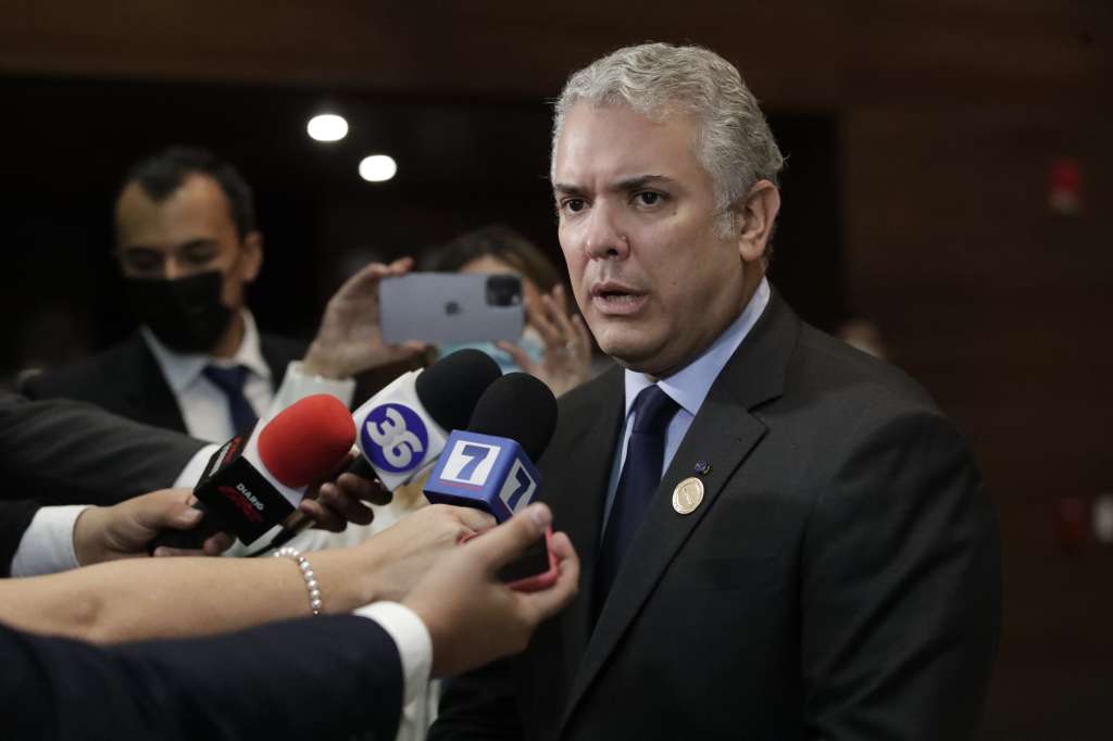 AME7732. SAN JOSÉ (COSTA RICA), 08/05/2022.- El presidente de Colombia, Iván Duque habla hoy, a la salida de la ceremonia de investidura del nuevo presidente de Costa Rica en San José (Costa Rica). El economista Rodrigo Chaves Robles juró este domingo como el presidente 49 en la historia de Costa Rica para un periodo de 4 años, en una ceremonia llevada a cabo en la sede de la Asamblea Legislativa. EFE/Bienvenido Velasco