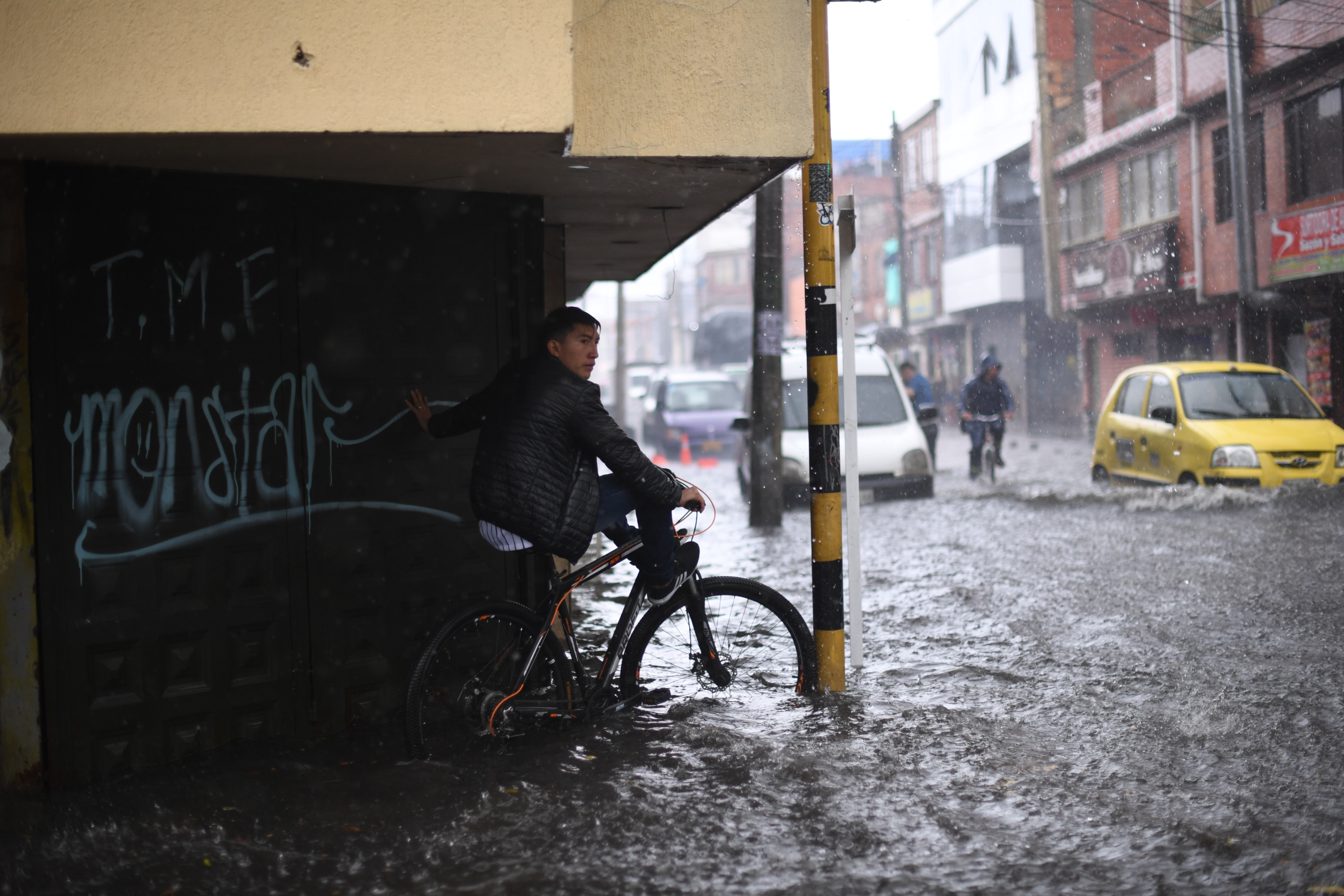 Lloviznas e inundaciones en la capital de la república