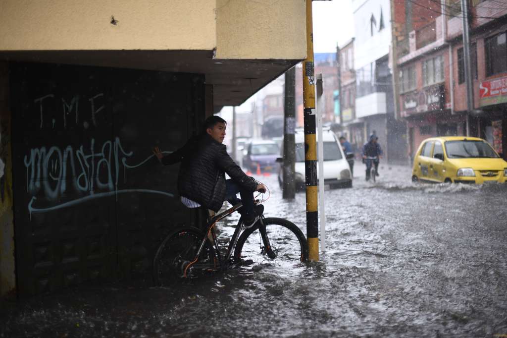 Lloviznas e inundaciones en la capital de la república