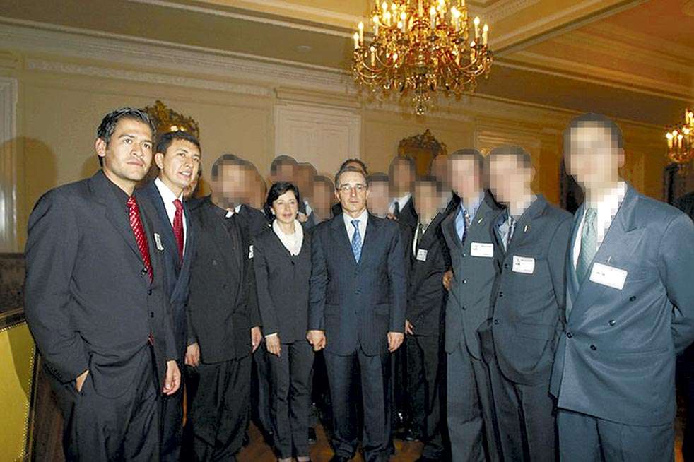 Grupo de novicios de la Compañía de Jesús con el entonces presidente Uribe y su esposa Lina Moreno en la Casa de Nariño. El primero de izquierda a derecha es John Jairo Jácome, uno de los entrevistados. A su lado, Javier Suárez, representante de la Fundación Marido Mujer. / Archivo particular