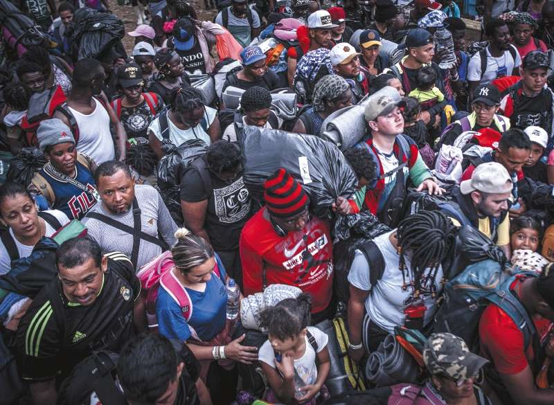 Migrantes de distintas nacionalidades, principalmente de Venezuela, Haití y Ecuador, continúan su tránsito hacia el norte del continente atravesando la selva que divide Colombia y Panamá, conocida como "Tapón del Darién".