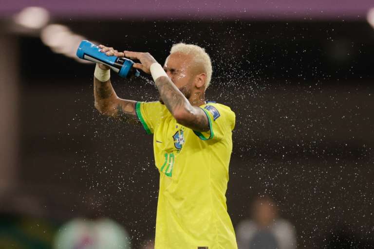 GR1372. DOHA (CATAR), 05/12/2022.- Neymar de Brasil se refresca hoy, en un partido de los octavos de final del Mundial de Fútbol Qatar 2022 entre Brasil y Corea del Sur en el estadio 974 en Doha (Catar). EFE/ Antonio Lacerda