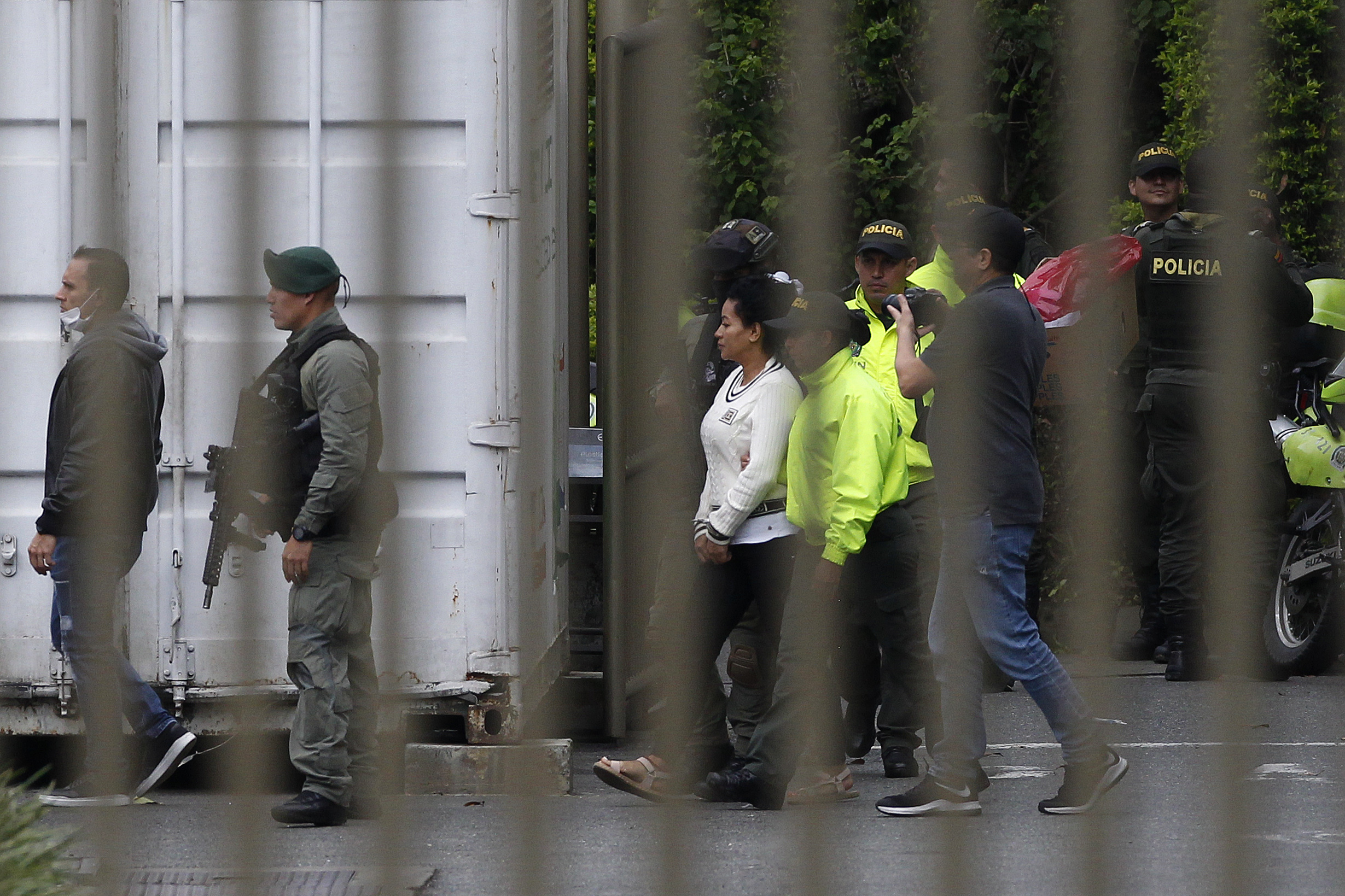 AME4440. MEDELLÍN (COLOMBIA), 03/06/2022.- Una de los capturados por el homicidio del fiscal paraguayo Marcelo Pecci es trasladada hoy a Cartagena desde el búnker de la Fiscalía General de la Nación, en Medellín (Colombia). Pecci, reconocido fiscal antimafia de Paraguay, fue asesinado a tiros por desconocidos el 10 de mayo en una playa de Barú, próxima a Cartagena de Indias, donde viajó para su luna de miel junto a su esposa, la periodista paraguaya Claudia Aguilera. EFE/Luis Eduardo Noriega A