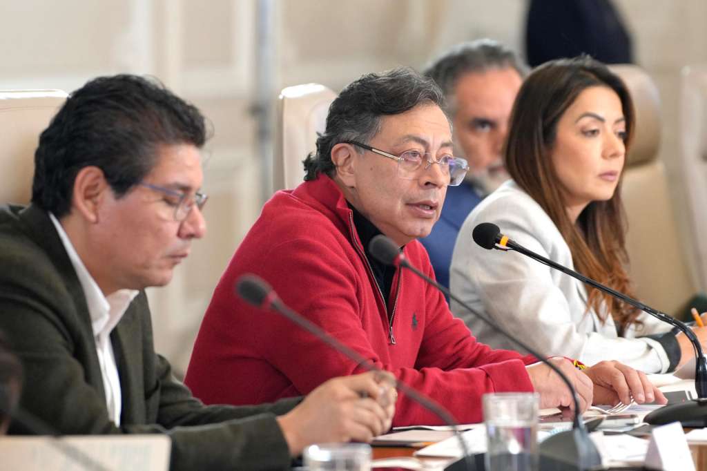 AME5666. BOGOTÁ (COLOMBIA), 21/04/2026.- Fotografía cedida por la Presidencia de Colombia del presidente, Gustavo Petro (c), durante un consejo de ministros este martes, en el que anunció que la reunión con su homóloga venezolana, Delcy Rodríguez, se centrará en la seguridad en la frontera común, en Bogotá (Colombia). EFE/ Presidencia de Colombia /SOLO USO EDITORIAL/ SOLO DISPONIBLE PARA ILUSTRAR LA NOTICIA QUE ACOMPAÑA (CRÉDITO OBLIGATORIO)