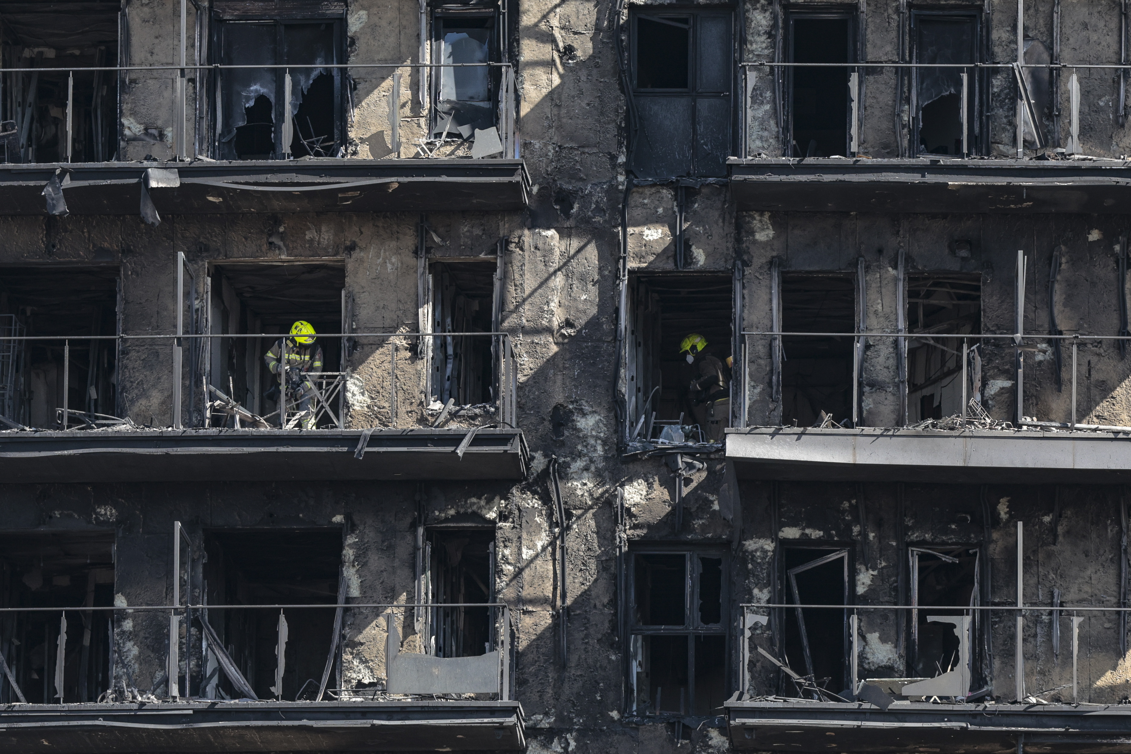 GRAFCVA8549. VALENCIA, 23/02/2024.- Los bomberos han empezado a acceder al interior del edificio incendiado en el barrio de Campanar de València para tratar de localizar a las posibles víctimas. EFE/Biel Aliño