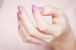 ¿Qué forma de uñas estiliza más las manos? Guía según el estilo