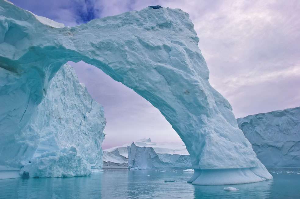  Avanzar por el hielo marino es una experiencia tranquila la mayor parte del trayecto, pero como las corrientes del agua y el viento lo mueven, puede fragmentarse en placas que quedan a la deriva. /123rf