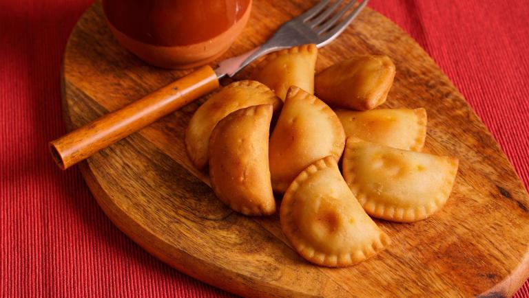 Con solo cuatro ingredientes aprende a preparar empanadas al horno