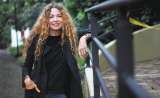 Ángela Becerra: "Las escritoras deben remar más, especialmente si no son feas"