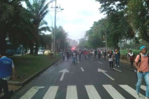 Protestas de estudiantes colapsaron movilidad en el sur de Cali