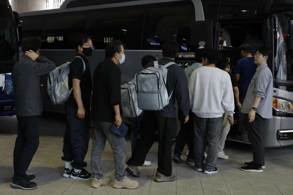 INCHEON (South Korea), 12/09/2025.- Repatriated South Korean workers detained in a US Immigration and Customs Enforcement raid at a Georgia factory queue to board buses at Incheon International Airport in Incheon, South Korea, 12 September 2025. More than 300 South Korean workers, among 475 arrested during an immigration raid on 04 September at a Hyundai Motor and LG Energy Solution battery joint venture in the US state of Georgia, were released after about a week in detention and repatriated via a chartered plane. (Corea del Sur) EFE/EPA/JEON HEON-KYUN

