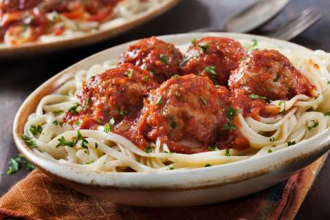Receta: así se preparan unas ricas albóndigas con fideos