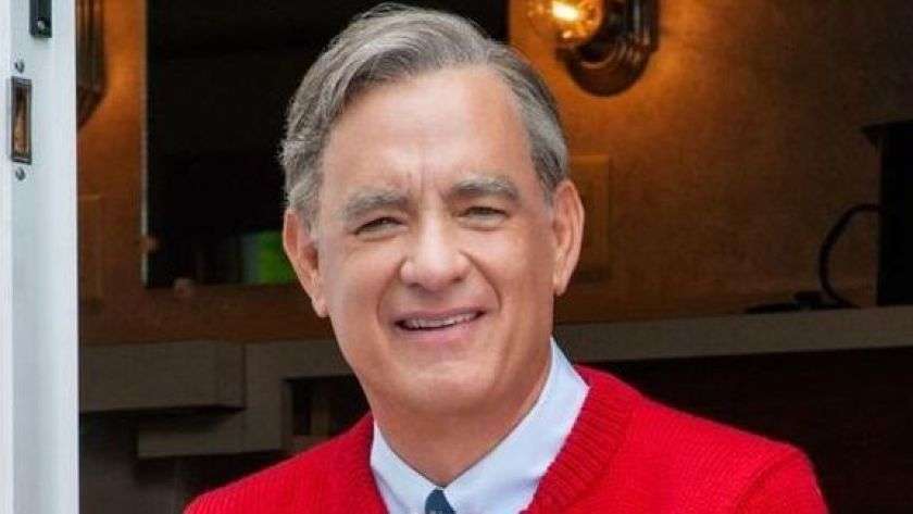Tom Hanks como Mr. Rogers, un icónico presentador de televisión en los Estados Unidos, en la película "Un hermoso día en el vecindario". / Cortesía