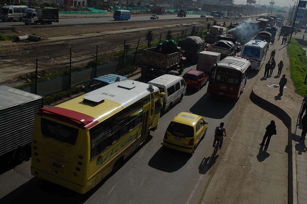 El equipo, de más de 600 científicos, recolectó más de 3.700 muestras en estaciones de metros, buses, barandas y asientos de transporte público. / Archivo EFE