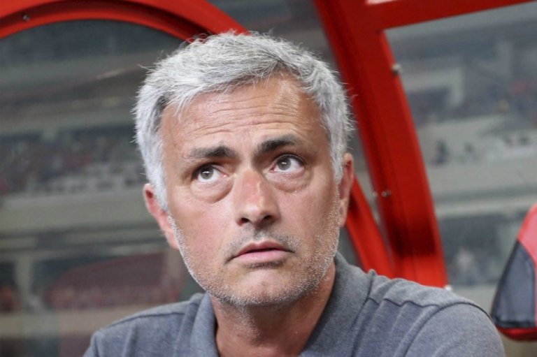 Mourinho se negó a firmar camiseta del Chelsea