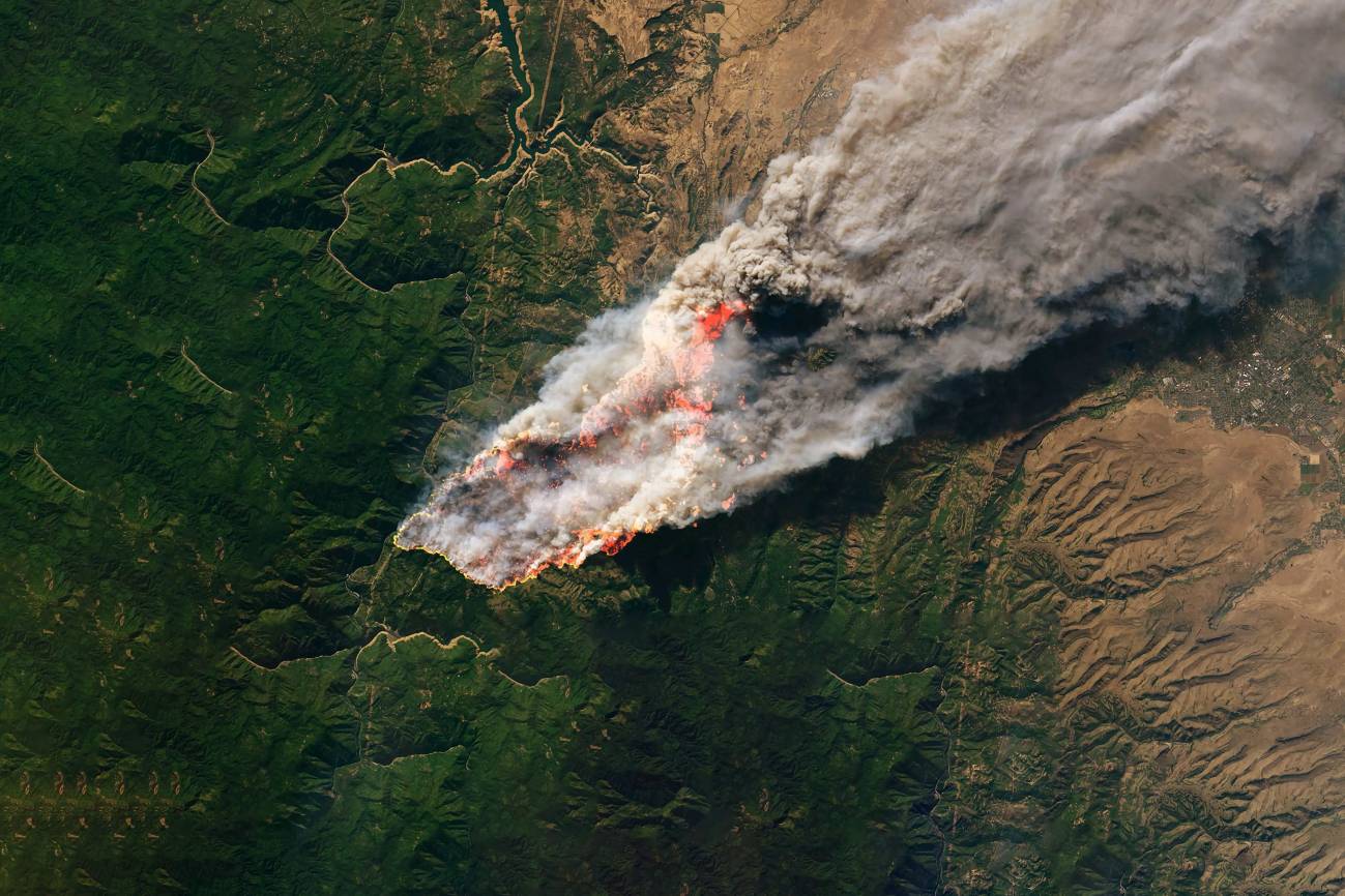 Incendio forestal visto desde el espacio. Los elementos de esta imagen fueron proporcionados por la NASA.