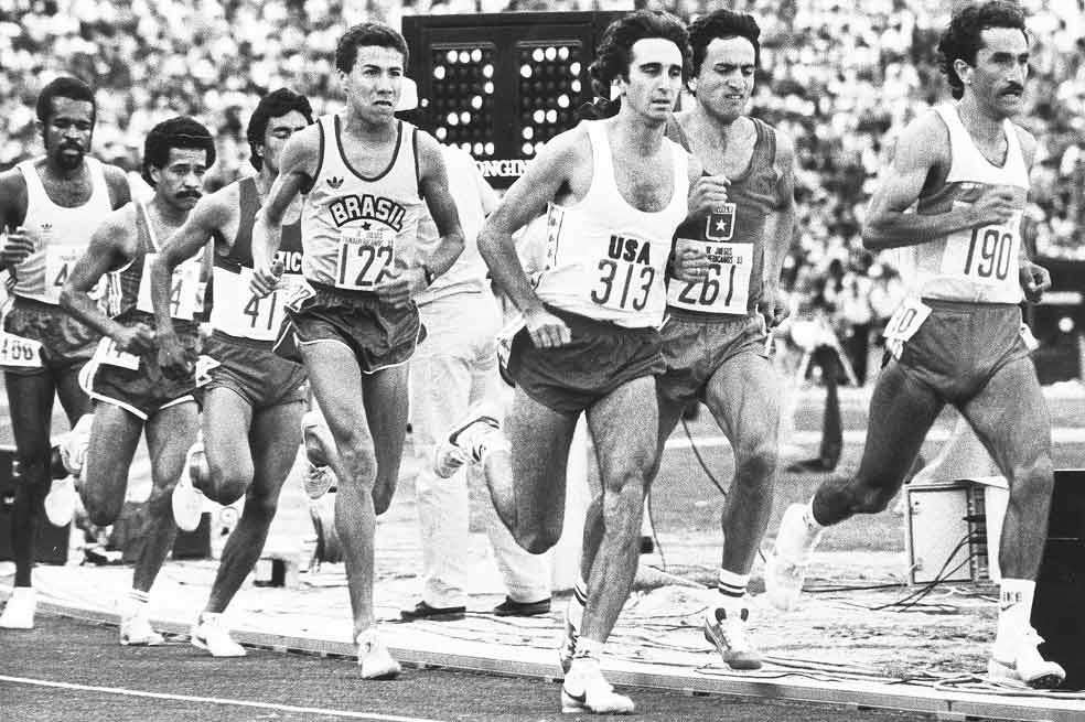 De bigote, a la derecha, Domingo Tibaduiza, en los Panamericanos de Caracas en 1983. / Archivo