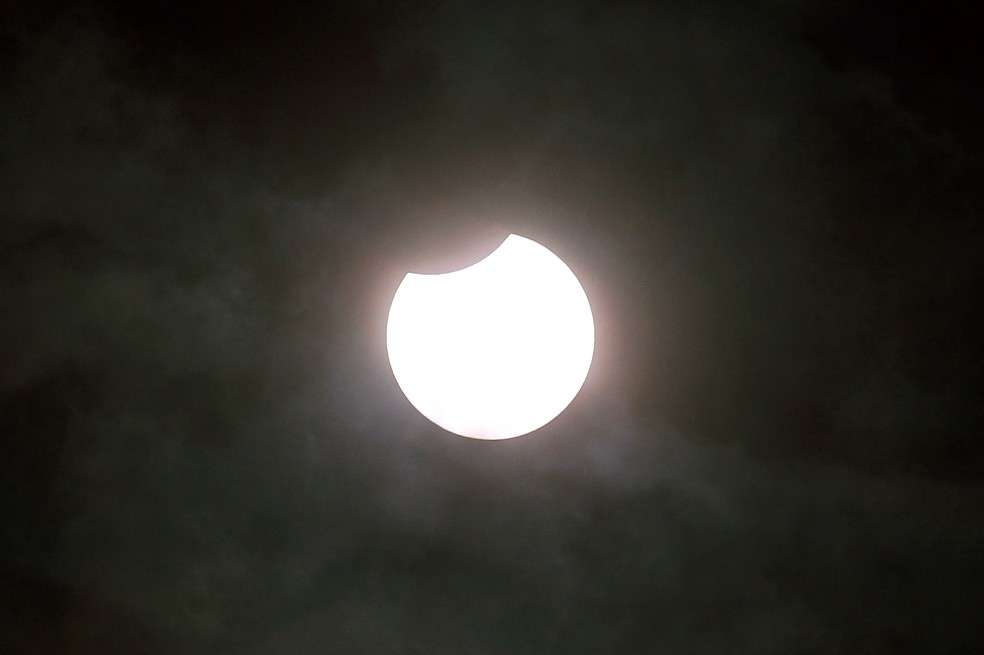 En algunos casos, cuando la distancia entre la Tierra y la Luna es la adecuada, el satélite terrestre cubre totalmente la circunferencia, provocando un eclipse solar total. Así se vio el eclipse en Alemania.