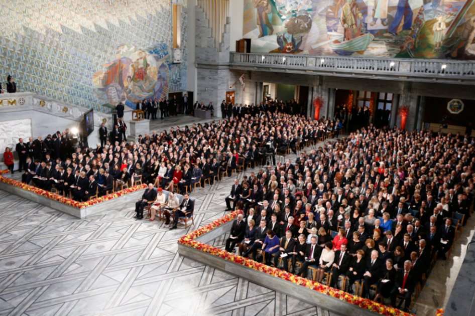 Vista general de los asistentes a la ceremonia del premio Nobel de la Paz 2012 celebrada en el Ayuntamiento de Oslo, Noruega.