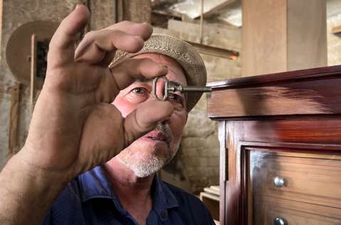 El arte cubano de conservar puros en cofres confeccionados a mano