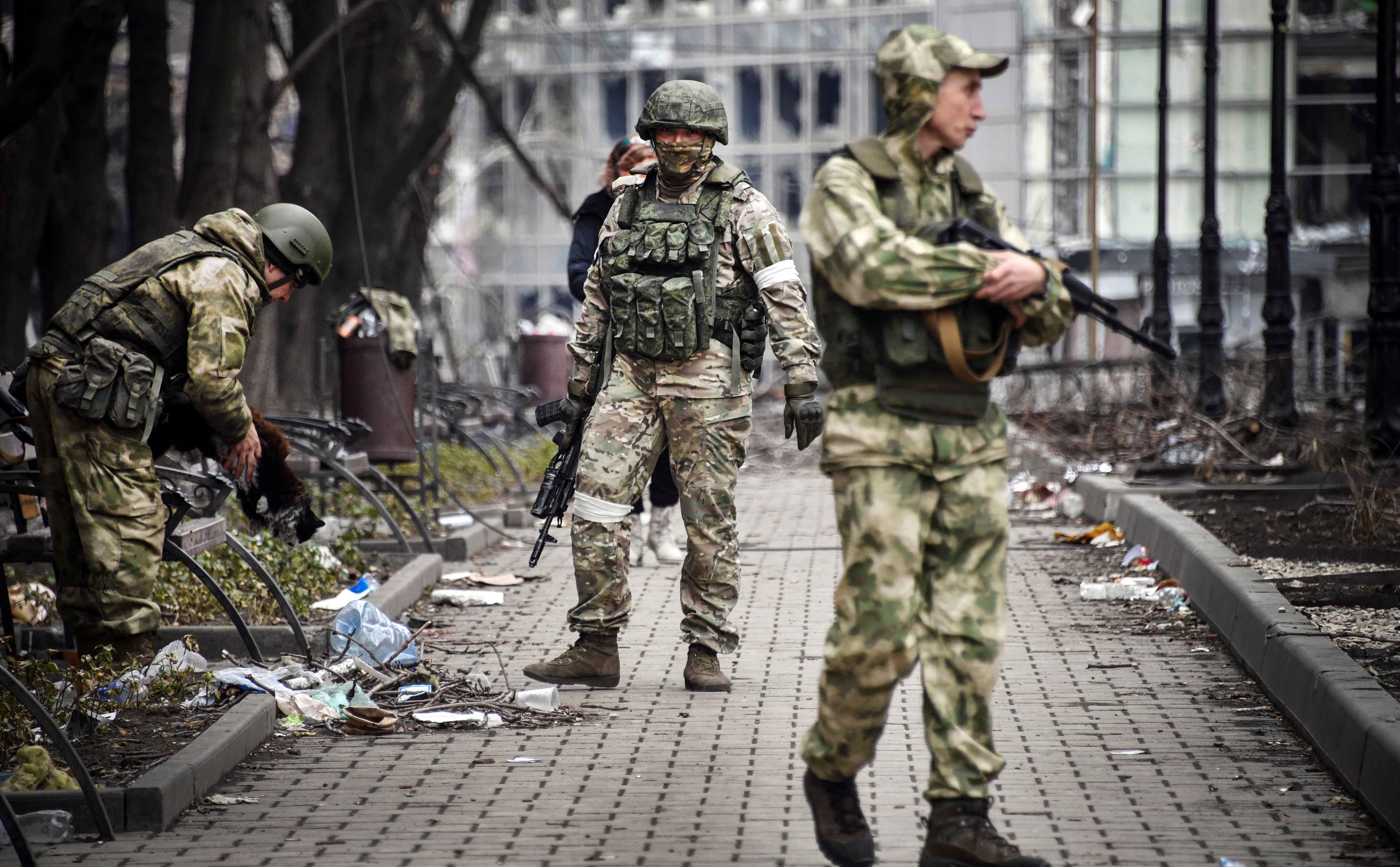 Soldados rusos caminan por una calle en Mariupol el 12 de abril de 2022.