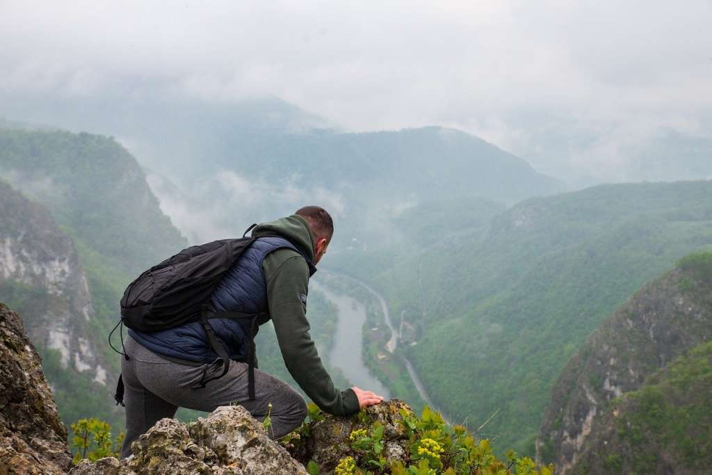 El mal de altura, es una afección que ocurre cuando una persona asciende a grandes altitudes demasiado rápido, sin permitir que su cuerpo se aclimate adecuadamente.