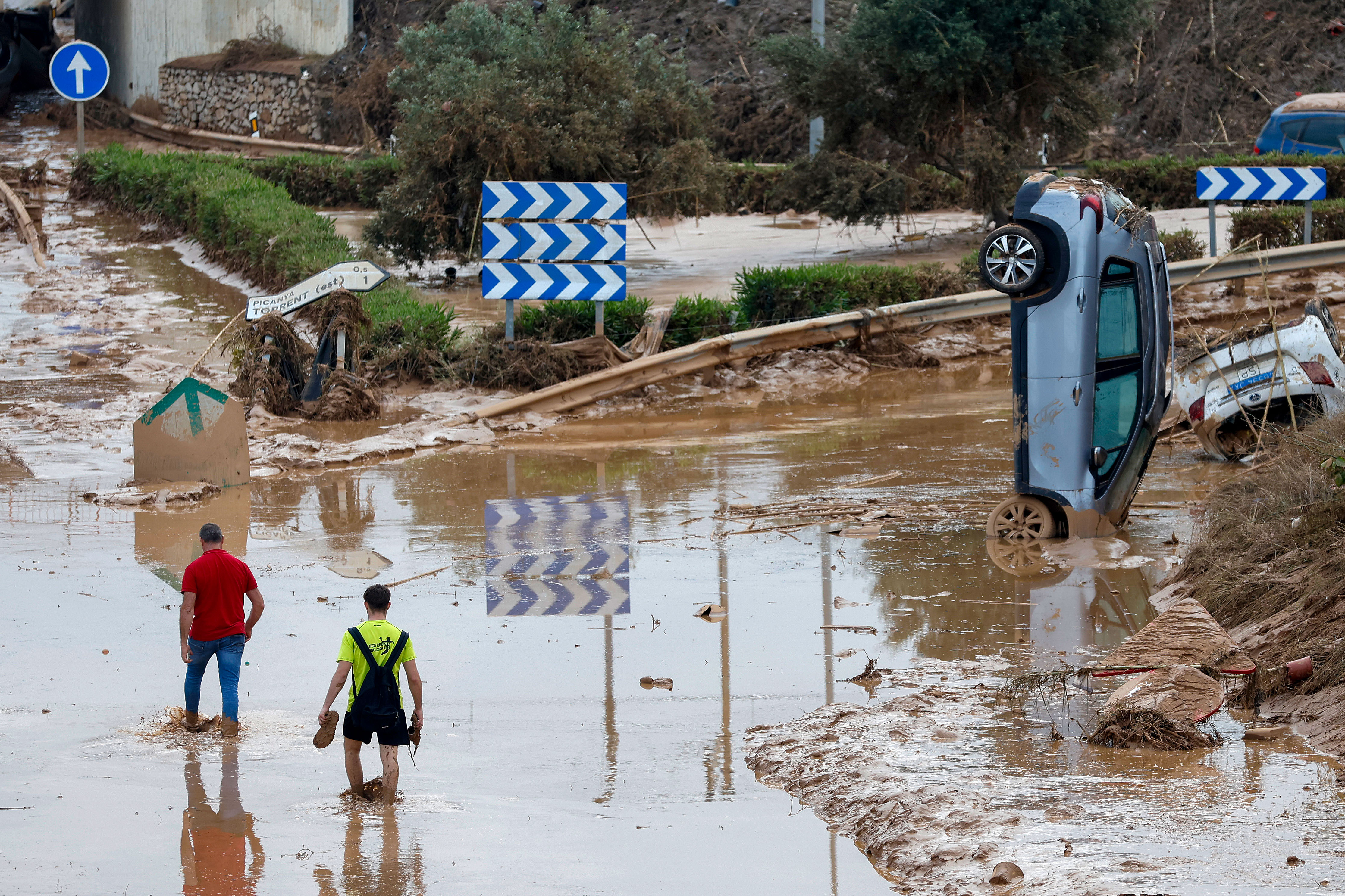 PICANYA (VALENCIA), 31/10/2024.- Aspecto de la carretera que une Valencia y Torrente, este jueves. La Comunitat Valenciana intenta recuperarse de la peor dana del siglo en España, que ha dejado más de un centenar de muertos en esa región, además de un inmenso escenario de daños en carreteras, calles e infraestructuras de numerosas localidades. EFE/Miguel Ángel Polo