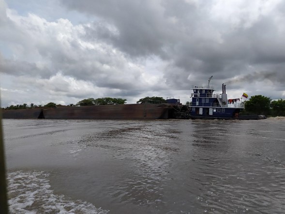 Remolques de carga en el Canal del Dique.