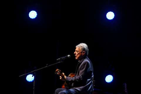 Chico Buarque cumple hoy 80 años, día perfecto para leerlo