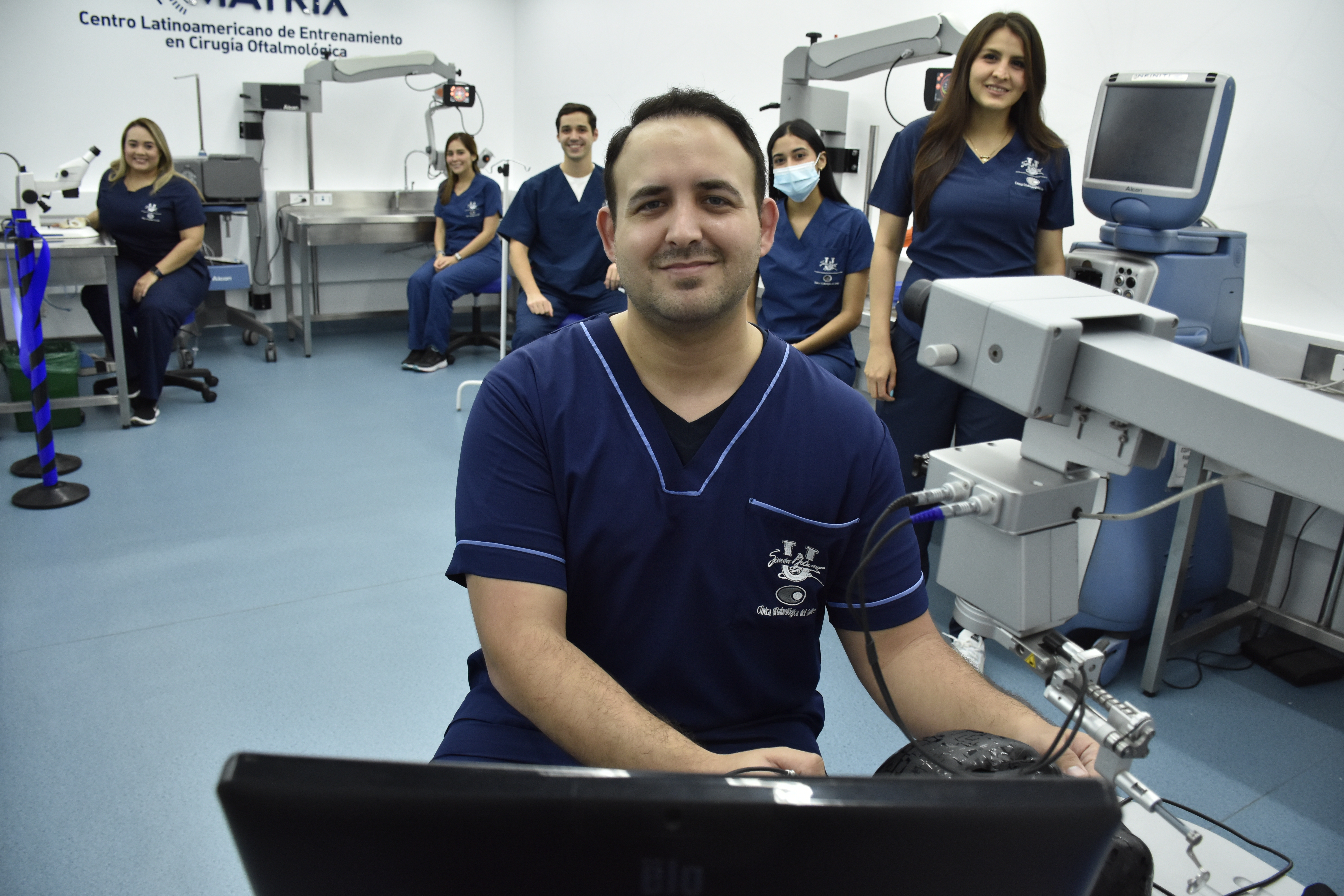 Los médicos residentes de la especialización en Oftalmología de Unisimón y COFCA, en el centro de entrenamiento Matrix.