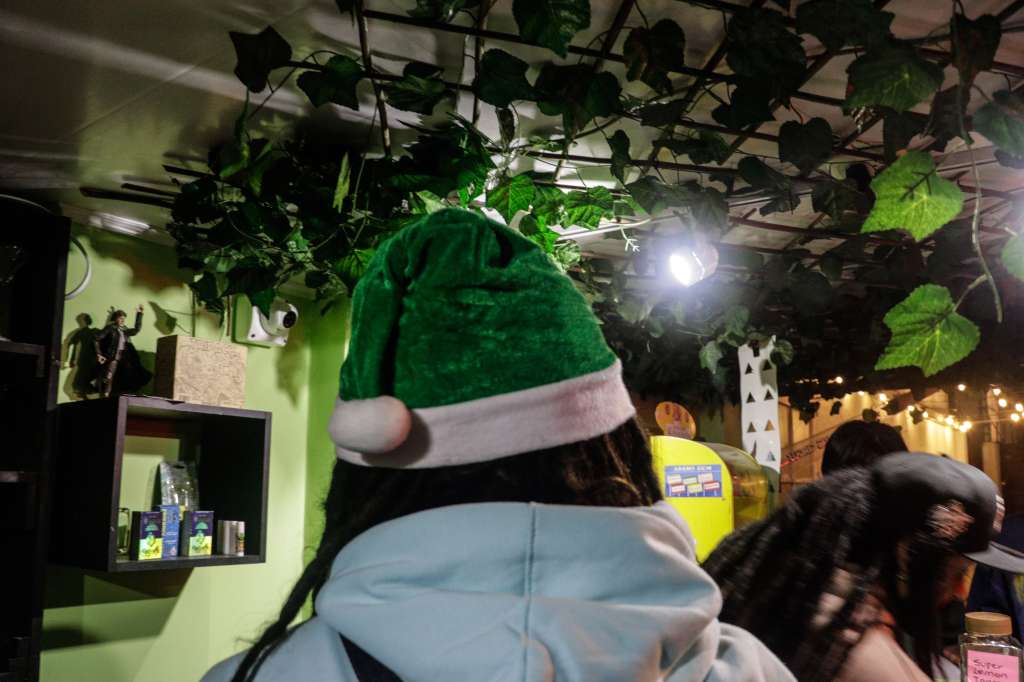 La música, el humo y la conversación marcaron una Navidad distinta para quienes participaron en la primera novena fumable abierta al público en Bogotá.