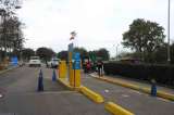 Parqueadero ilegal en un camposanto