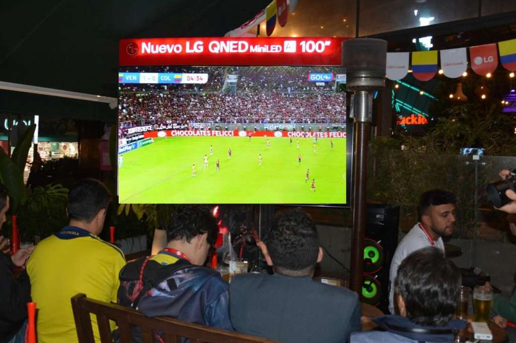 Los televisores de 75 pulgadas o más siempre han sido ideales para disfrutar de contenidos como el fútbol.