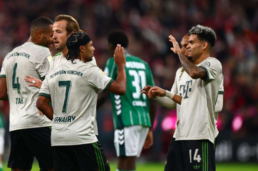 Munich (Germany), 26/09/2025.- Luis Diaz of Bayern Munich (R) celebrates with teammate Serge Gnabry after scoring the 1-0 goal during the German Bundesliga soccer match between FC Bayern Munich vs SV Werder Bremen in Munich, Germany, 26 September 2025. (Alemania) EFE/EPA/ANNA SZILAGYI CONDITIONS - ATTENTION: The DFL regulations prohibit any use of photographs as image sequences and/or quasi-video.
