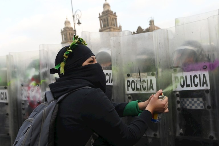 Una comisión de ética del partido gubernamental se abstuvo de inhabilitarlo, pero ordenó reponer el proceso para elegir al candidato, en el que participará nuevamente Salgado. La Fiscalía de Guerrero dijo el lunes que analiza si hay méritos para acusar penalmente al político, y aclaró que el caso de 1998 ya precluyó.