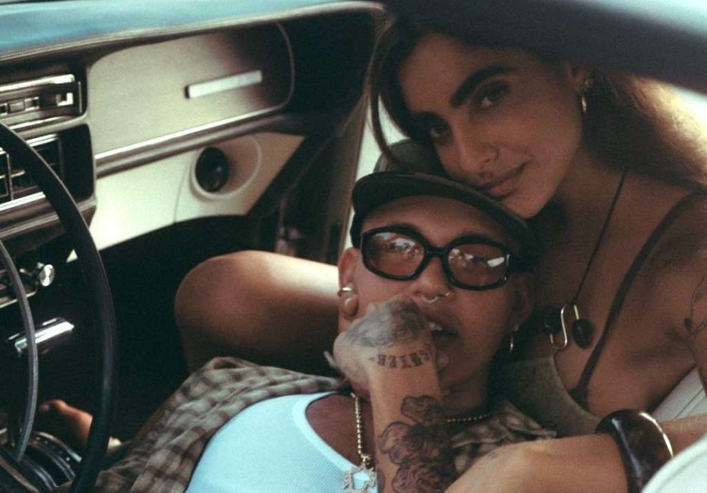 Beéle junto a su novia Isabella Ladera.