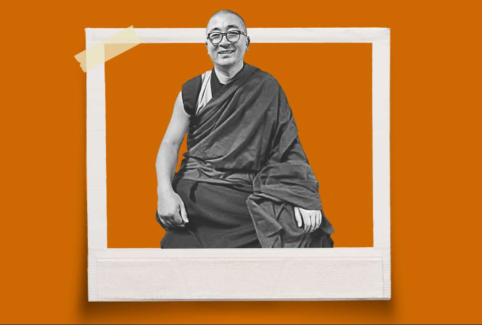 Sherab obtuvo el título de Gueshe en la Universidad Monástica de Drepung Loseling.