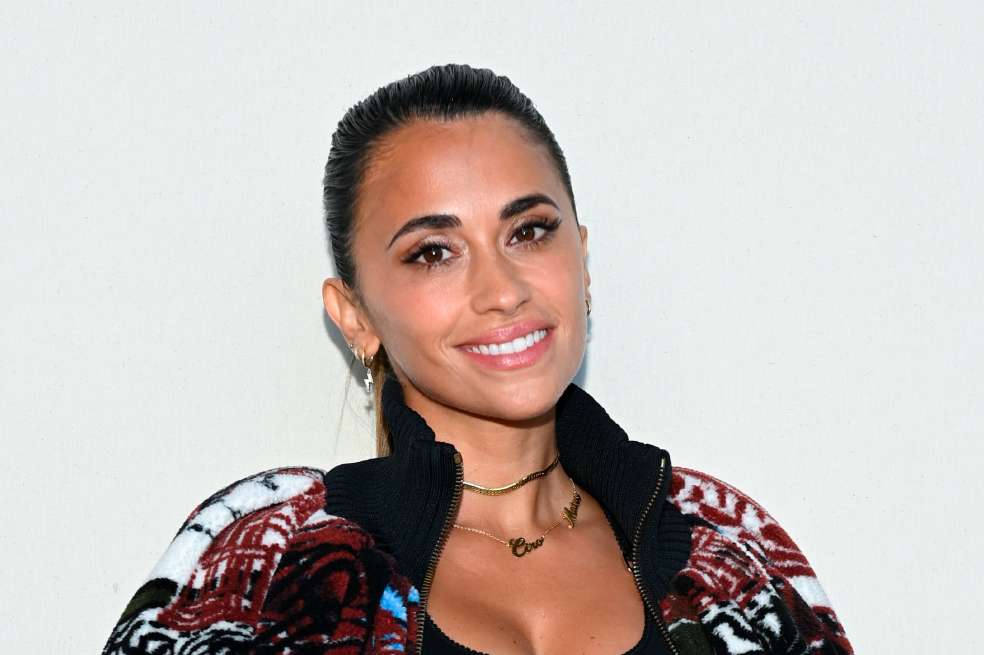 Traje y minifalda: el deslumbrante look de Antonela Roccuzzo en la Semana de la Moda de París