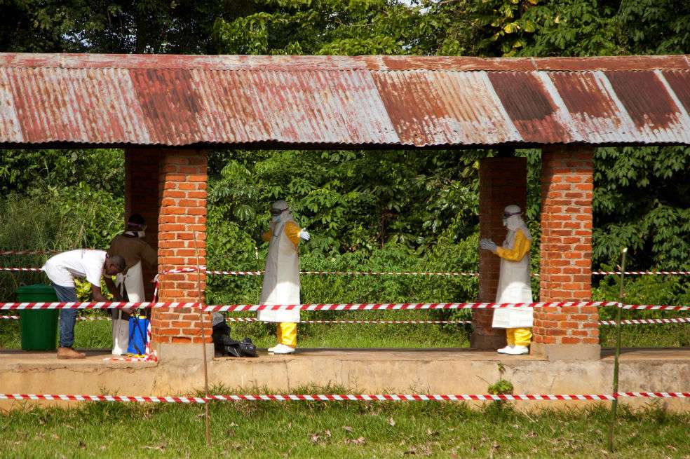 Luego de dejar las instalaciones del hospital de Bikoro, en la República Democrática del Congo, los médicos se someten a una intensa desinfección. / AFP