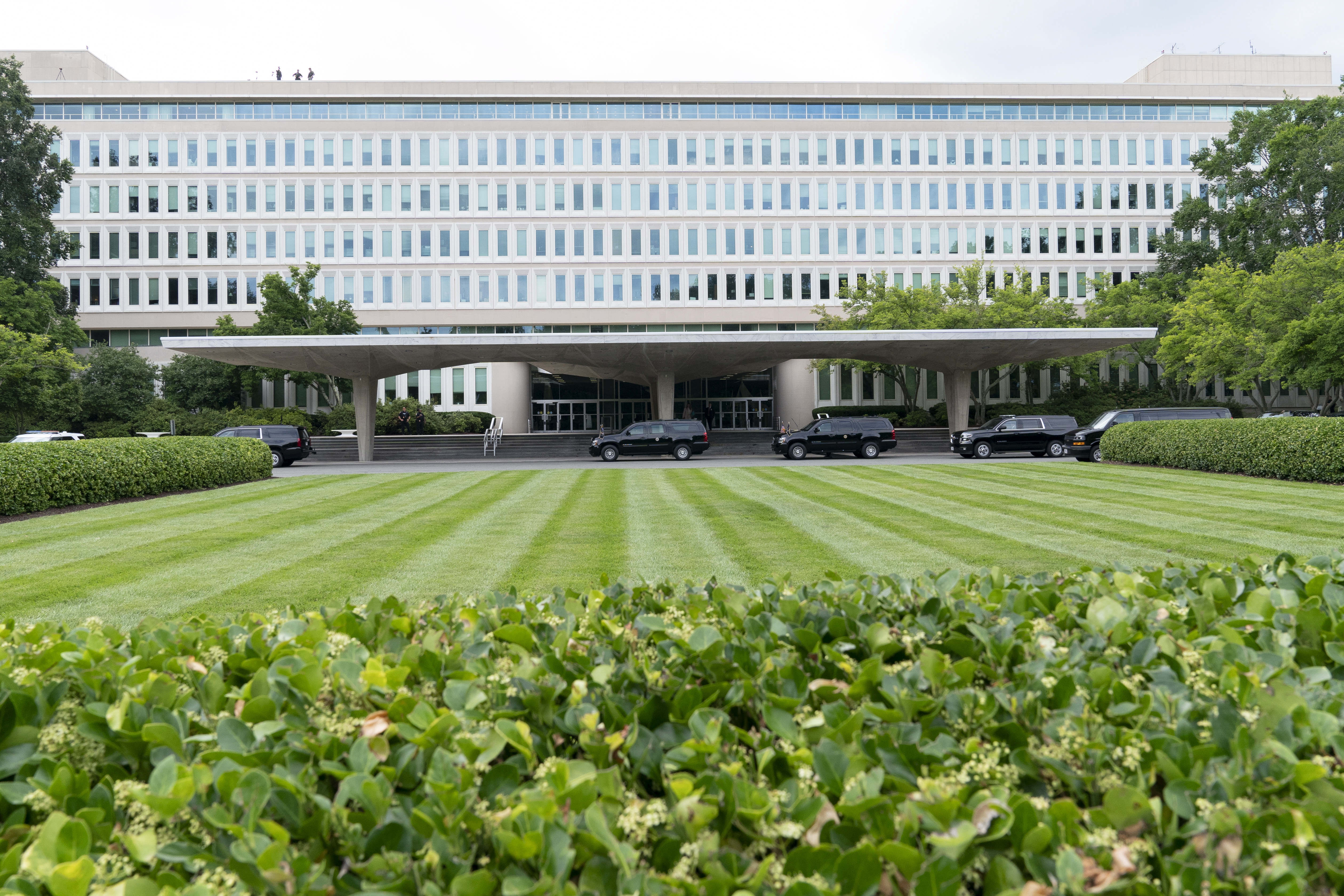 Washington (Usa), 08/07/2022.- The Presidential motorcade is parked in front of CIA headquarters, as US President Joe Biden makes remarks commemorating the Agency'Äôs work, during the 75 years since its founding, at CIA headquarters in Langley, VA, USA, 08 July 2022. (Estados Unidos) EFE/EPA/Chris Kleponis / POOL