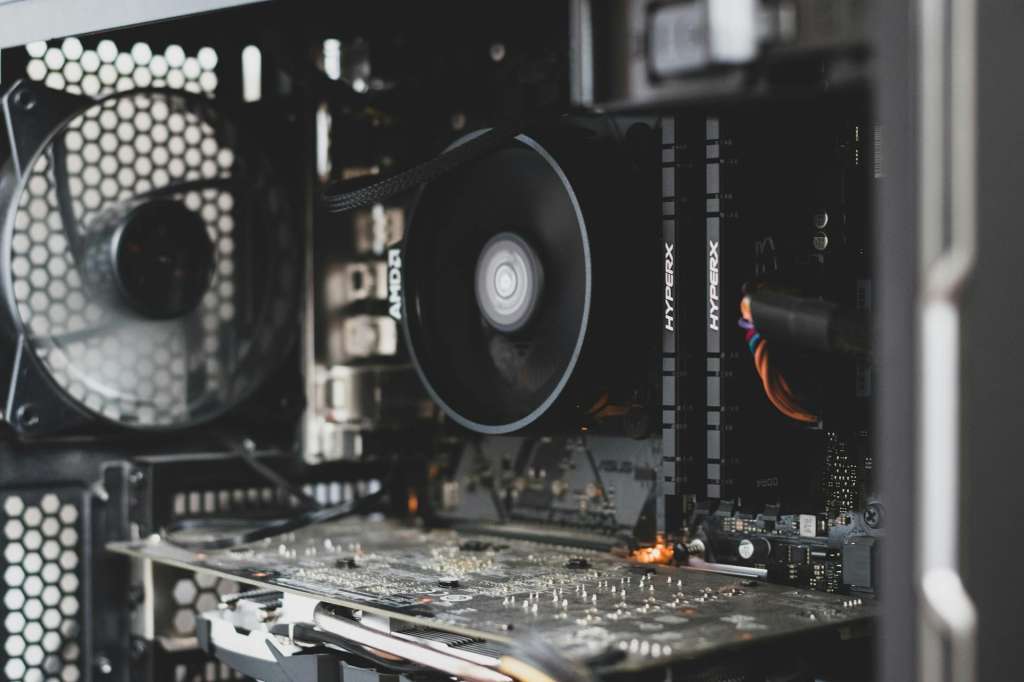 Aparte de sus procesadores y tarjetas gráficas, AMD también colabora con PlayStation y Xbox para potenciar sus actuales y futuras consolas.