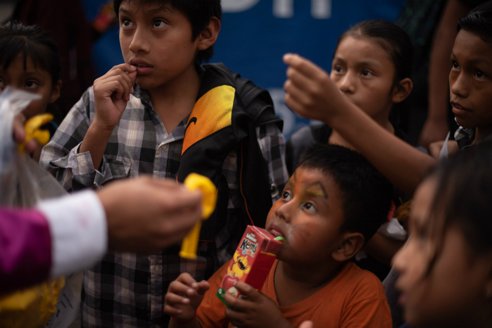 Varios niños esperan a que les entreguen globos durante el entierro de una de las víctimas que ha dejado la erupción del Volcán de Fuego en la plaza de Alotenango, departamento de Sacatepéque, Guatemala. / EFE