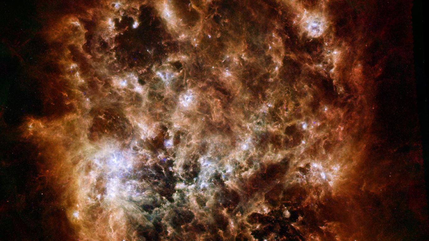 La Gran Nube de Magallanes, una galaxia que cayó en la nuestra hace miles de millones de años, podría ayudar a revelar cómo evolucionó el universo en otras regiones. Arriba, imágenes de la Nube tomadas con luz infrarroja. NASA/JPL