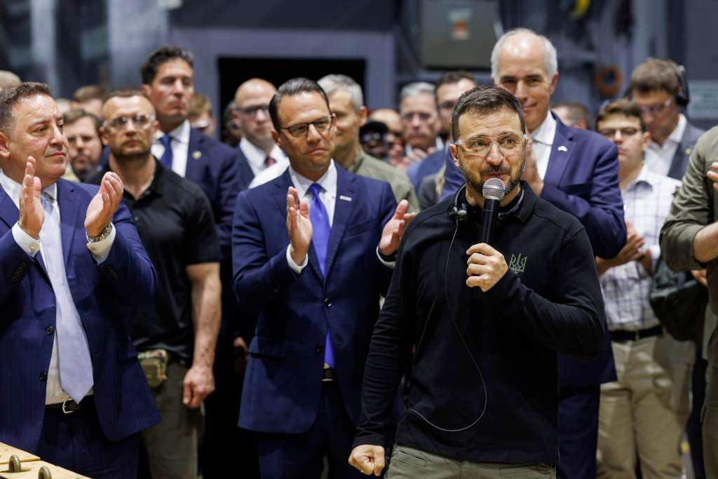 KIEV, 23/09/2024.- El presidente de Ucrania, Volodímir Zelenski, empezó este lunes un viaje a Estados Unidos para presentar su llamado Plan de la Victoria al presidente Joe Biden con una visita a una fábrica del estado de Pensilvania que produce la munición para artillería de 155 mm que el Ejército ucraniano utiliza de forma masiva en el frente. EFE/ Gobernador Josh Shapiro vía X - SOLO USO EDITORIAL/SOLO DISPONIBLE PARA ILUSTRAR LA NOTICIA QUE ACOMPAÑA (CRÉDITO OBLIGATORIO) -