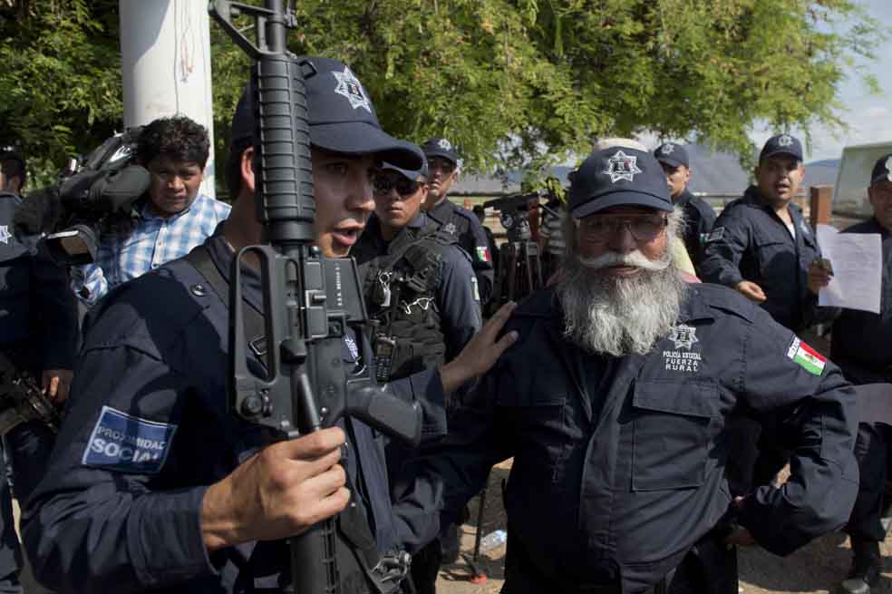 Uno de los líderes de las autodefensas mexicanas, Estanislao Beltrán (der.), conocido  como ‘Papá Pitufo’, con el uniforme de la recién creada Policía Rural. / AFP