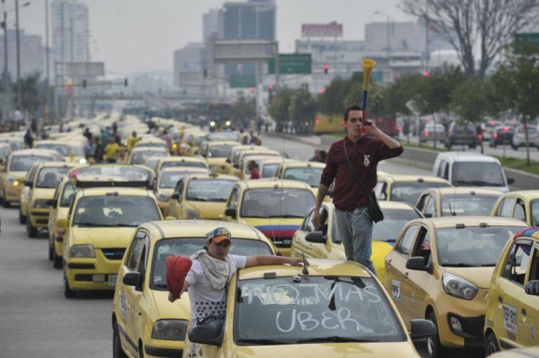 Andar a 20 km/h, nueva estrategia de los taxistas para congestionar Bogotá