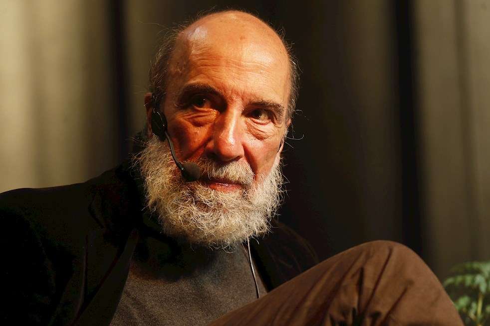 Fotografía de archivo del poeta y premio nacional chileno, Raúl Zurita Canessa, durante un homenaje a la editorial española Visor en Santiago (Chile).