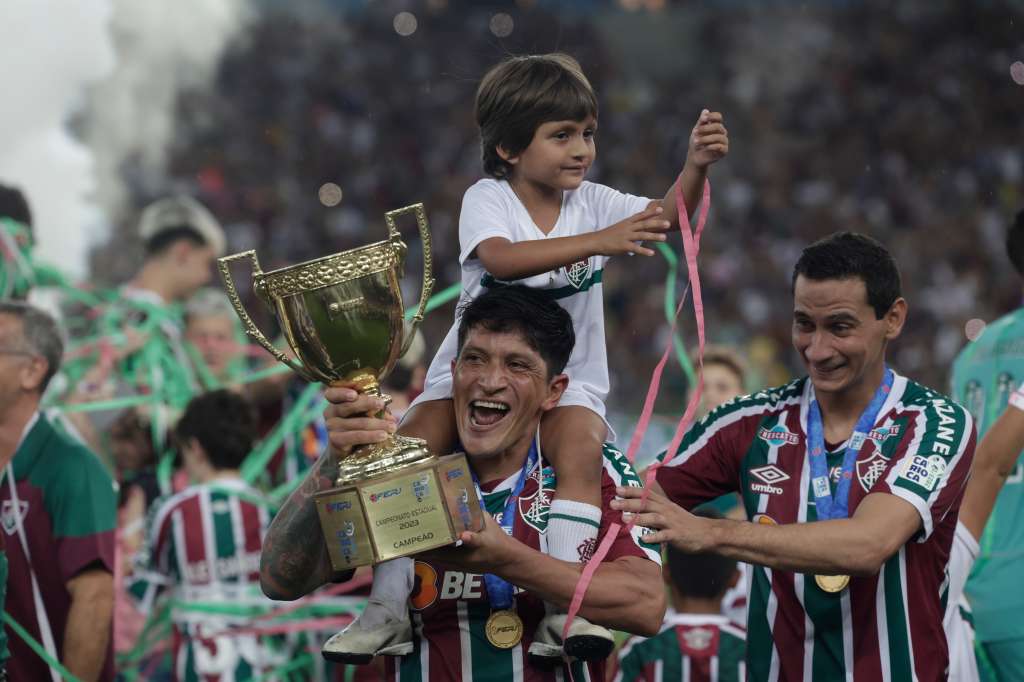 -FOTODELDÍA- AME286. RÍO DE JANEIRO (BRASIL), 09/04/2023.- Germán Cano (c) de Fluminense sostiene la copa mientras celebra el triunfo hoy al finalizar un partido por el campeonato Carioca, en el estadio Maracaná de Rio de Janeiro (Brasil). EFE Antonio Lacerda