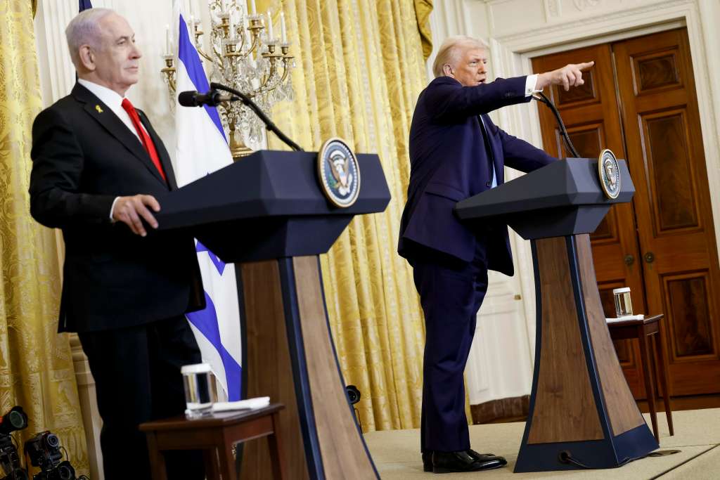 Washington (United States), 04/02/2025.- Israeli Prime Minister Benjamin Netanyahu (L) and US President Donald J. Trump (R) during a joint press conference in the East Room of the White House in Washington, DC, USA, 04 February 2025. President Trump, who is hosting his first in-person meeting with another world leader since returning to the White House, and Prime Minister Netanyahu are set to discuss the Israeli cease-fire with Hamas, Iran's nuclear program and future arms shipments, among other bilateral issues. EFE/EPA/SHAWN THEW / POOL